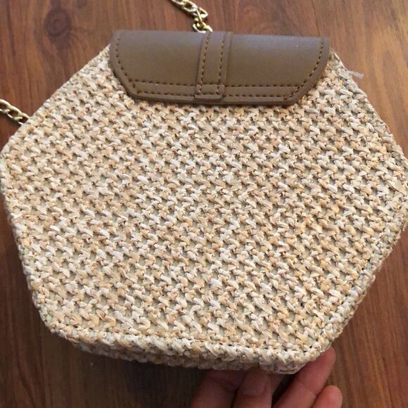 Adorable tassel and jute Crossbody bag with gold chain. - Picture 4 of 8